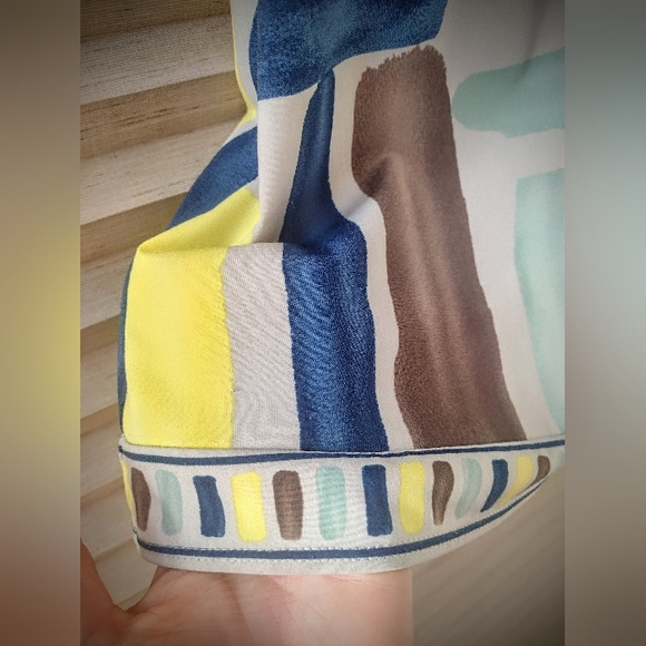 BCBGMaxAzria V-Neck Short Sleeve Blouse, Multicolor, Perfect Condition - Picture 5 of 7